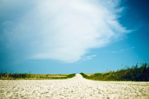 Strada nei campi paesaggio cielo blu