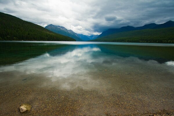 Reflejo del cielo de Igor en el lago