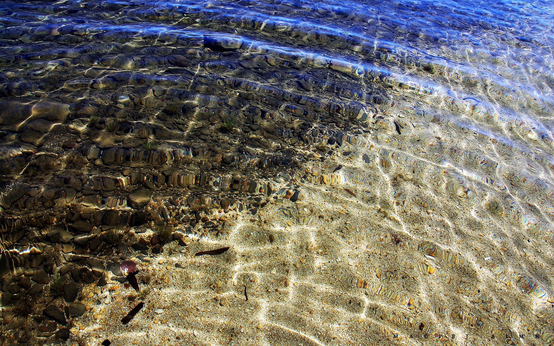 На виднеющемся море. Речное дно. Прозрачная вода. Море мелководье. Песчаное дно.