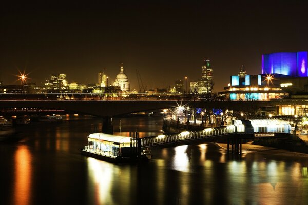 Eine Stadt in Lichtern auf dem Wasser in Großbritannien