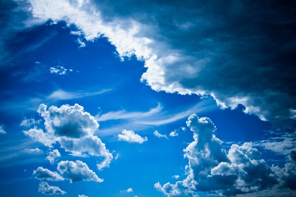 Blauer Himmel in dunklen Wolken