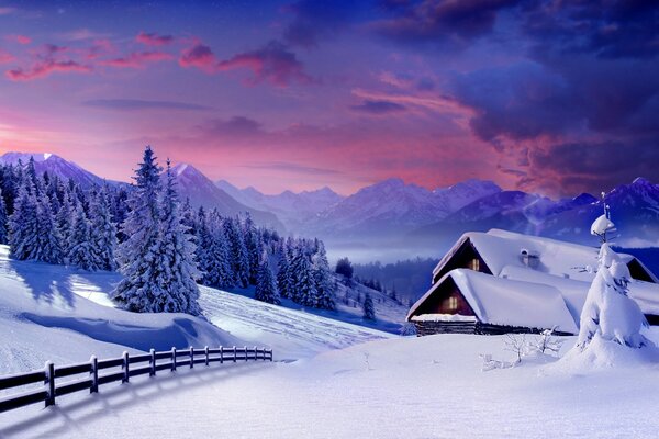 Casa nella neve sullo sfondo delle montagne