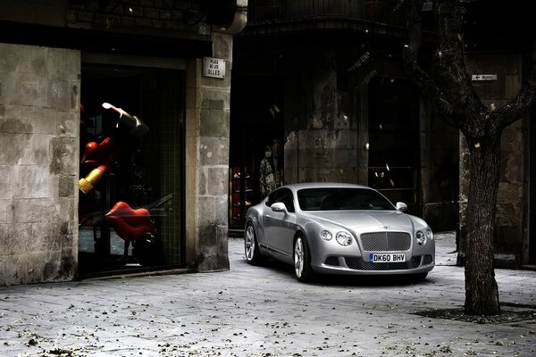 Bentley dans la rue pendant le crime