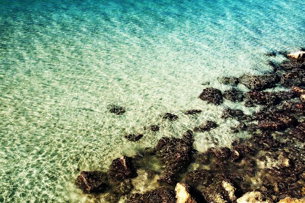 Spiaggia soleggiata con pietre