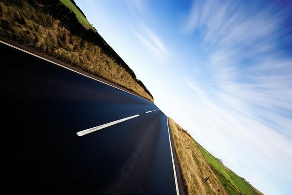 La strada per le auto va in lontananza