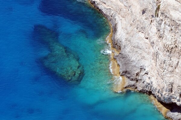 Acqua blu ai piedi delle rocce