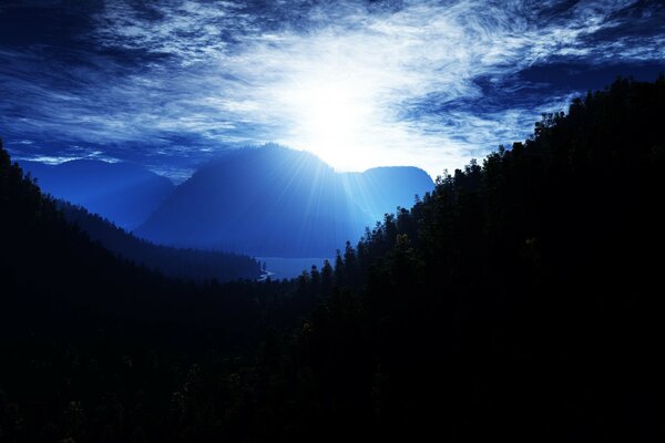 Los picos azules de las montañas en los rayos del atardecer