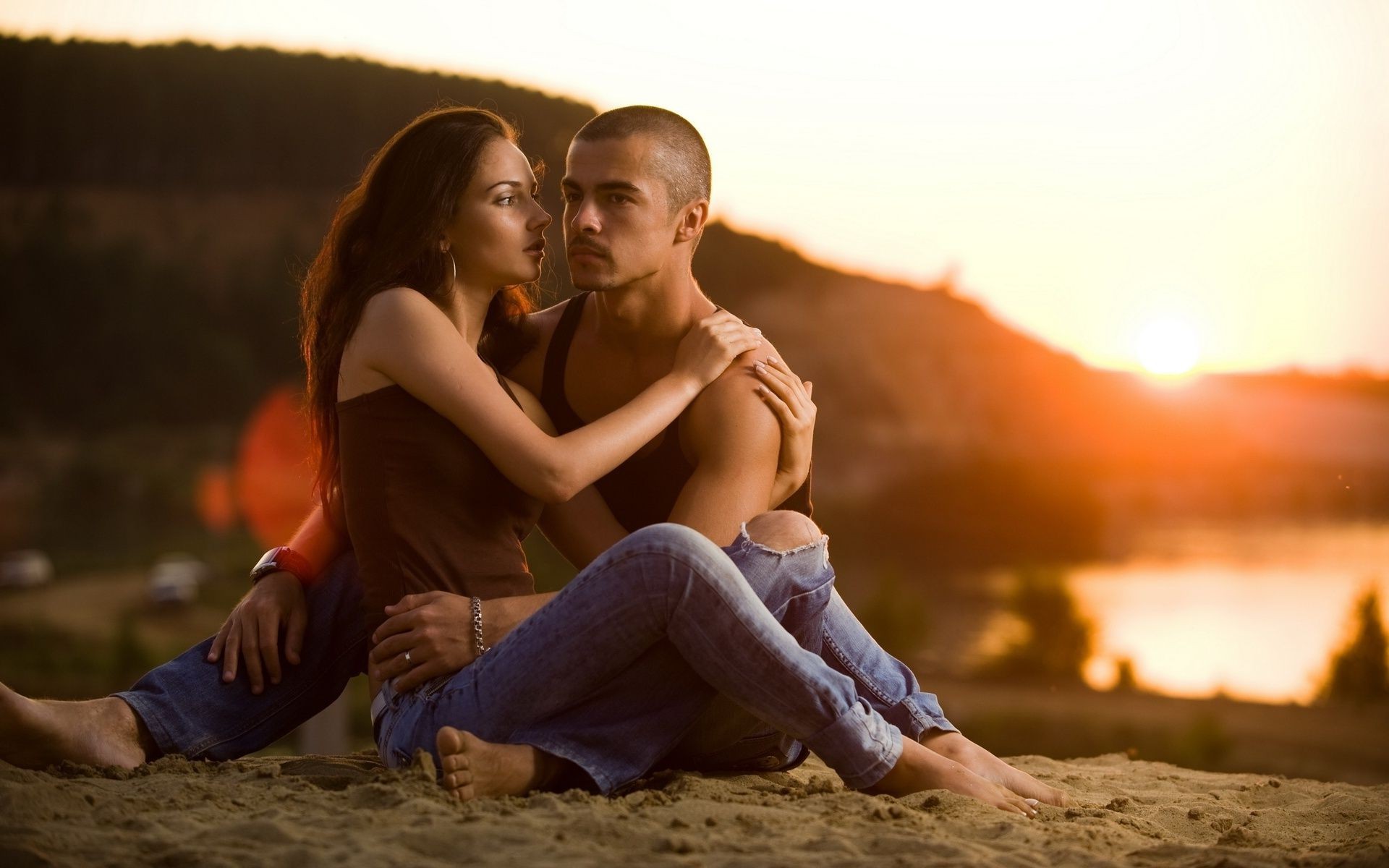 paare erwachsene zwei frau mann im freien strand urlaub reisen mädchen liebe sonnenuntergang ein wasser tragen sand liebe meer urlaub gesichtsausdruck