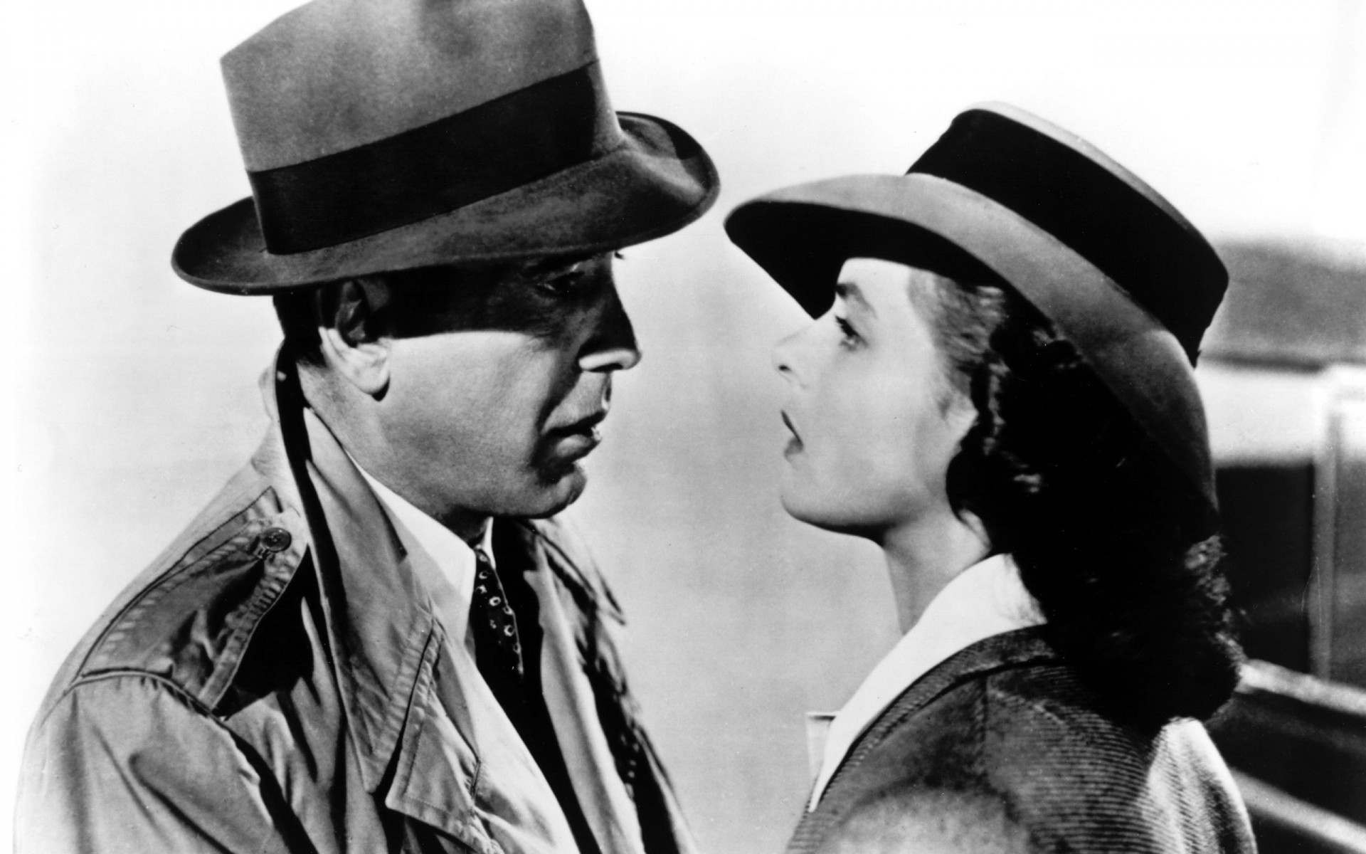 filme erwachsener schleier zwei tragen kappe mann outfit porträt eins militär drei gesichtsausdruck oberbekleidung schauspieler verwaltung gruppe führer frau humphrey bogart ingrid bergman romantisch