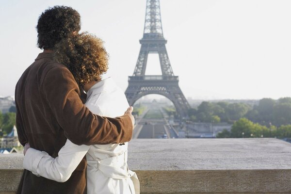 Couple d amoureux à Paris