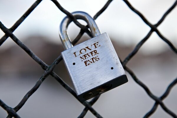 A lock with a motivating inscription on a mesh fence