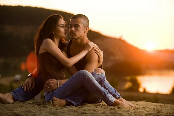 Couple d amoureux sur la côte de la mer