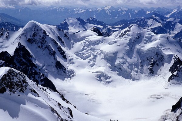 Paisaje de montañas nevadas