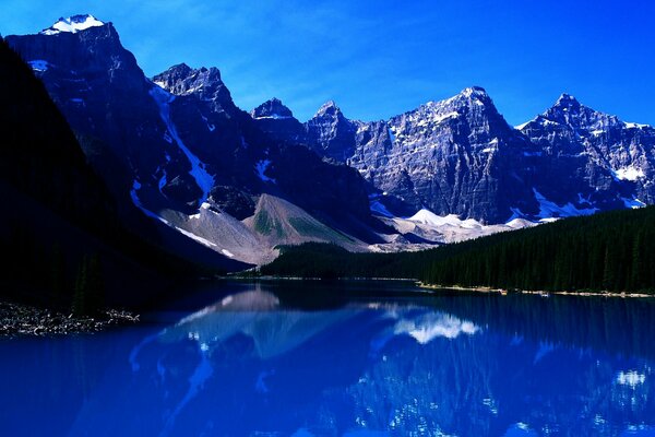 Lac de montagne avec des sommets enneigés