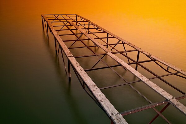 Die Brücke, die direkt in den Himmel geht