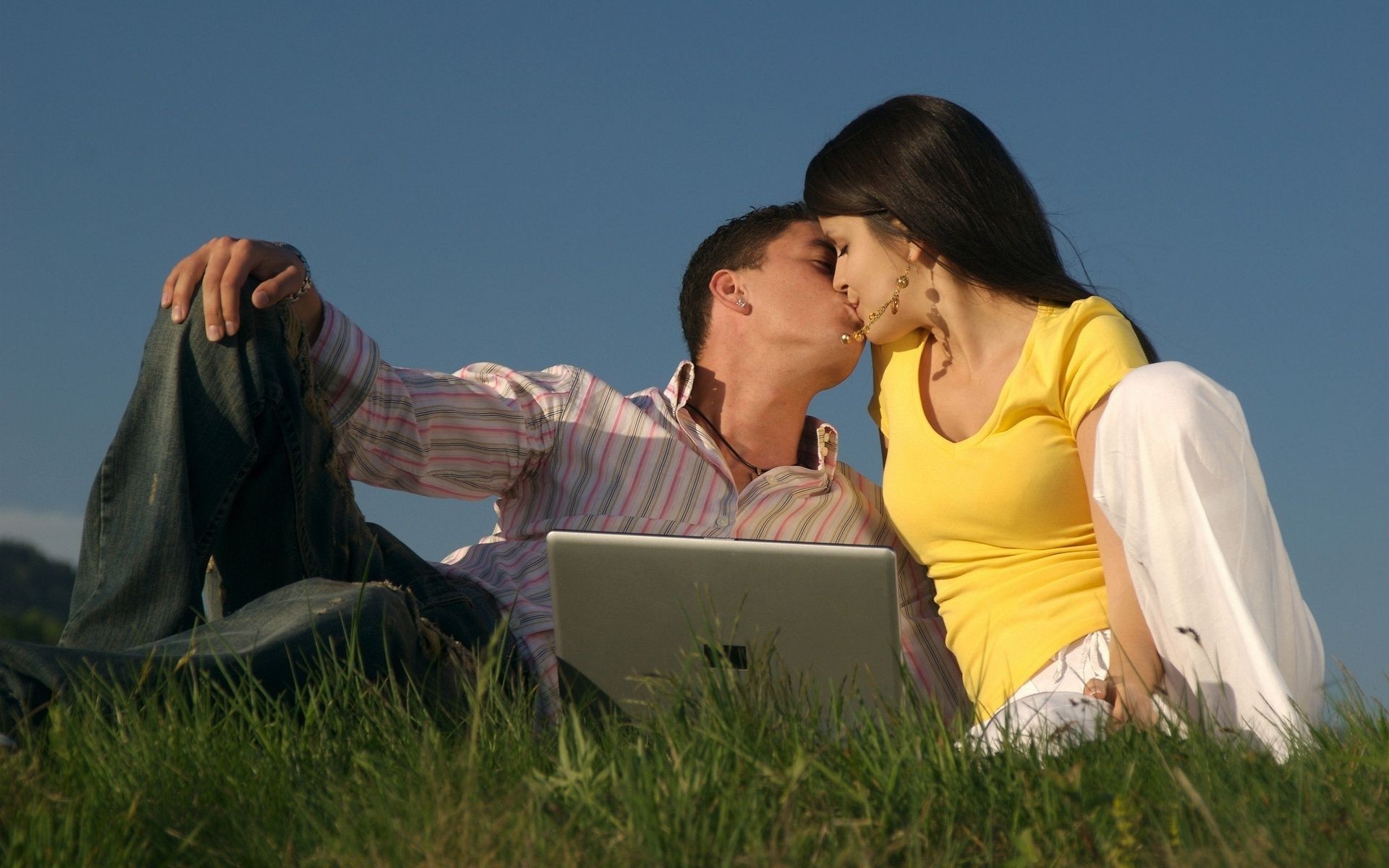 parejas de enamorados mujer dos amor al aire libre hombre hierba unión descanso adulto relajación felicidad verano placeres amor naturaleza placer luz del día heno bebé