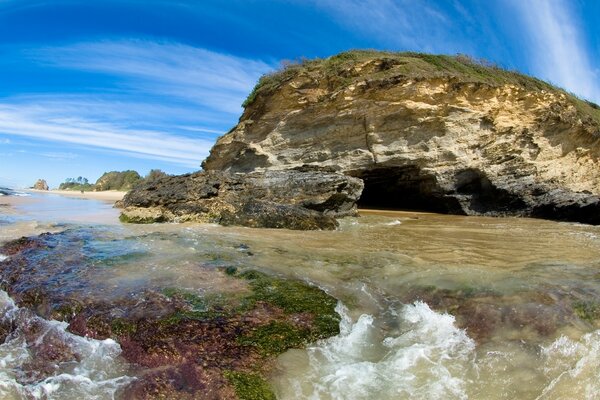 Côte rocheuse de la mer claire