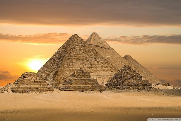 Pyramides anciennes endommagées par le temps au coucher du soleil