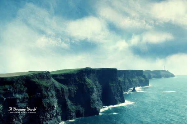 Les belles falaises au bord de la mer sont calmes