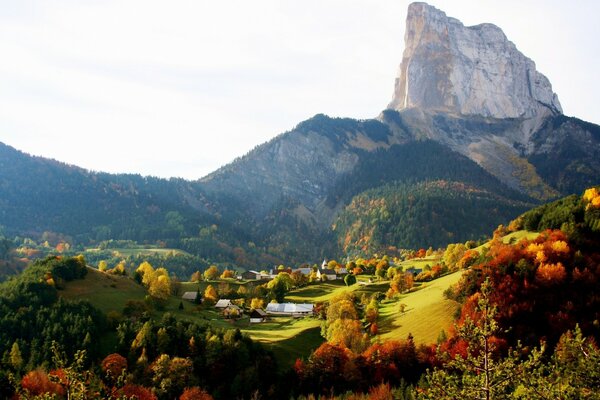 Colori autunnali sullo sfondo di un paesaggio montano