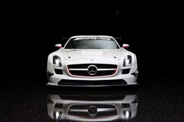 Светлый mercedes benz на черном фоне