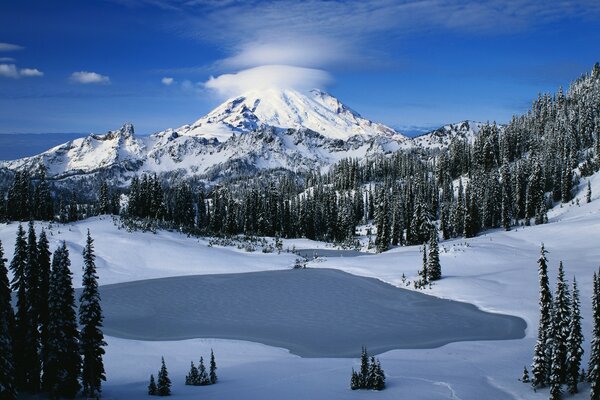 Kış mevsiminde dağ zirvesi. Masmavi gökyüzünde karla kaplı dağ zirvesi