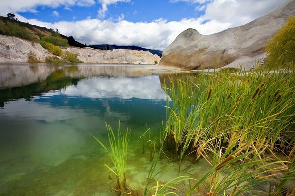 Paesaggio lago limpido di montagna