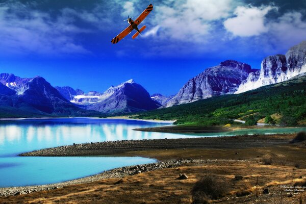 The lightness of the glider over the mountains and lake