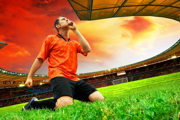 Junger Fußballer im Stadion mit schönem Himmel