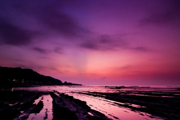 Flieder Sonnenuntergang am Meer