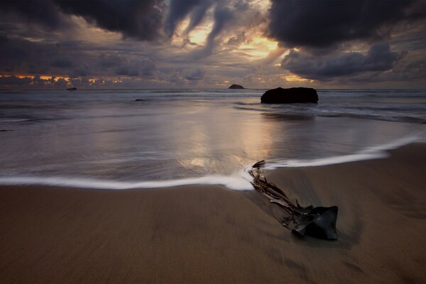 Paisaje puesta de sol en la playa del océano