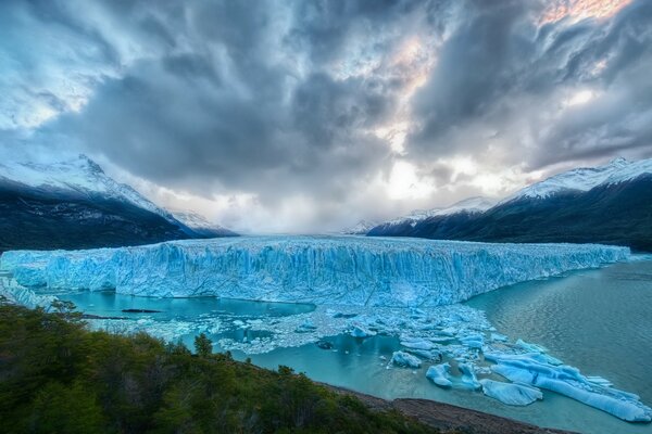 Paesaggio invernale iceberg di ghiaccio