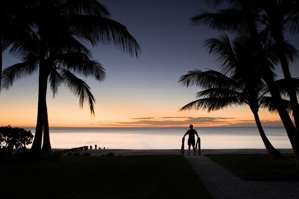 Belo pôr do sol com vista para o oceano