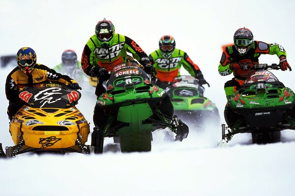 Sport-Rennen mit Schneemobilen Farbfoto am Nachmittag