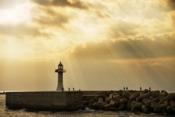 Paisaje faro en la calma puesta de sol