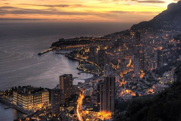 Ciudad nocturna a vista de pájaro