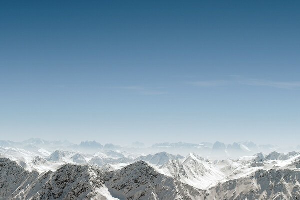 Montagnes enneigées sur fond de ciel dégagé