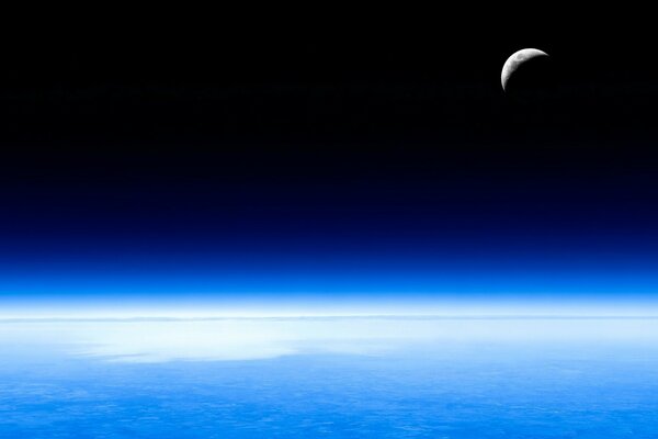 Świecący półksiężyc widok z kosmosu
