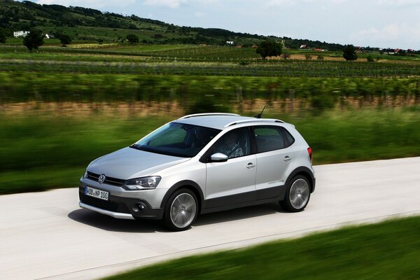 Coche volkswagen gris en la carretera