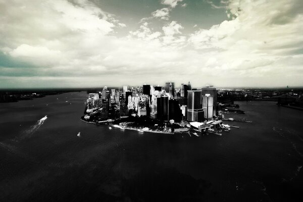 Einfarbiges Foto einer Stadt, die von Wasser umgeben ist