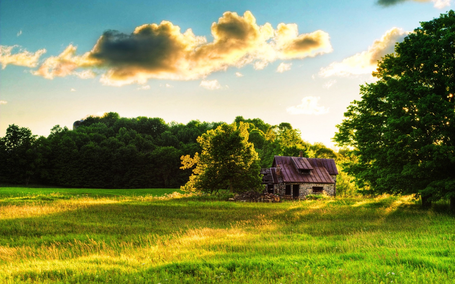 landschaft ländlichen bauernhof landschaft feld landwirtschaft land natur scheune sommer landschaft gras heuhaufen sonne sonnenuntergang himmel wolke baum holz dämmerung haus grün wolken wald