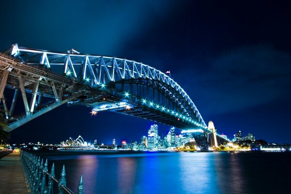 Ночь мост освещен огнями отражение в зеркале
