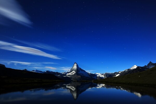 Cielo lunar sobre las montañas