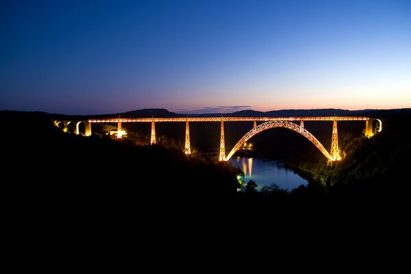 Pont éclairé dans l obscurité de la nuit