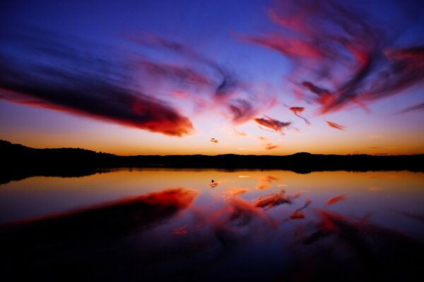 Paisaje nocturno de la puesta del sol