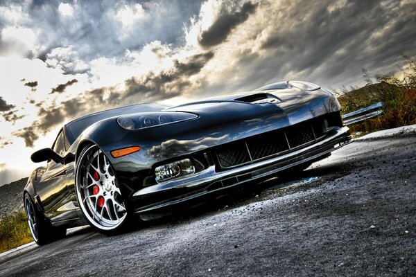 Coche de carreras hermoso en el fondo de las nubes