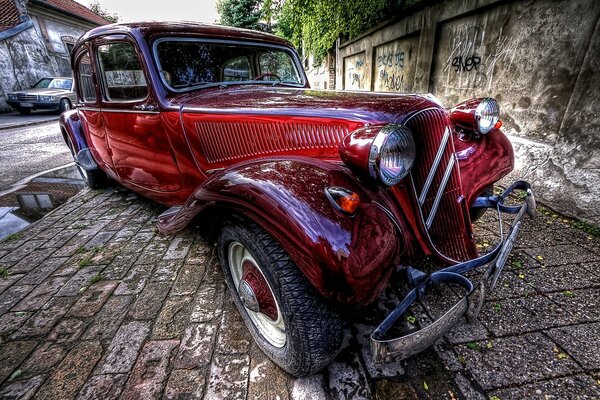 Coche retro en la ciudad antigua