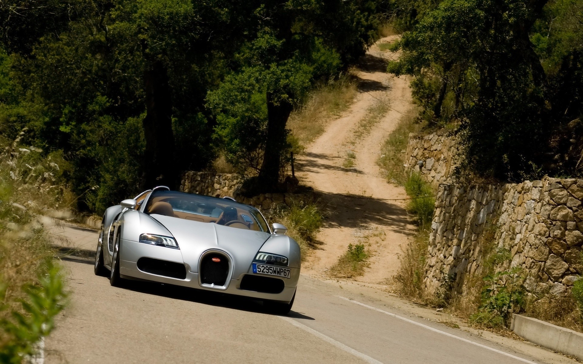 bugatti route voiture système de transport asphalte dépêchez - vous voyage voiture trottoir chernushka autoroute lecteur action bugatti veyron bugatti veyron convertible