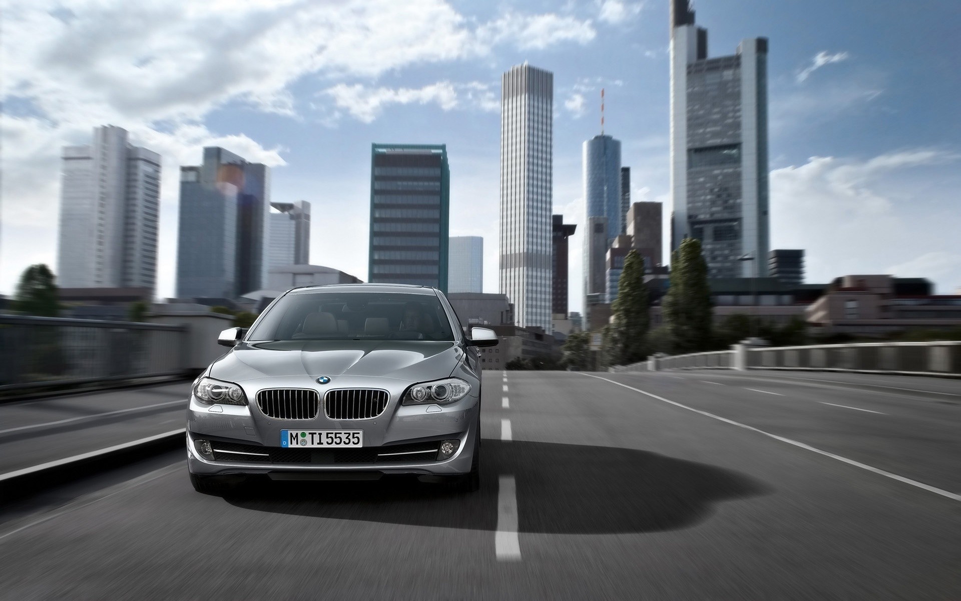 bmw автомобиль жол бұлыңғырлық көше көлік жүйесі трафик қала саяхат тас жол автомобиль қалалық сәулет қала орталығы жылдам бизнес үй асфальт заманауи зәулім ғимарат bmw 5 сериясы