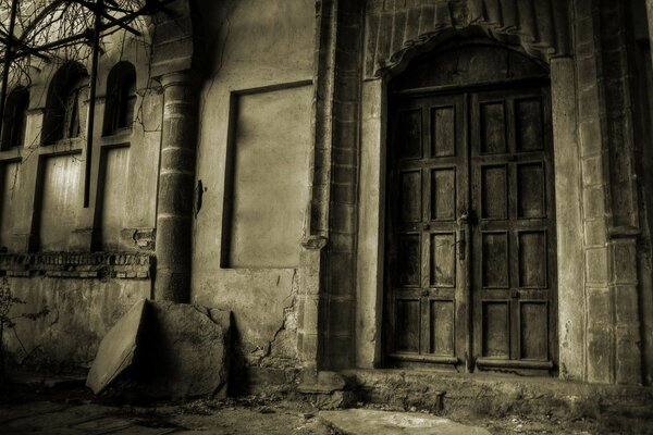 Arquitectura antigua en el ejemplo de una casa abandonada